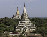 Shwegugyi Temple davanti a Ananda Temple in Bagan Foto n. 7092