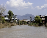 Passerella sul canale per il villaggio di Inthein Foto n. AOK8687