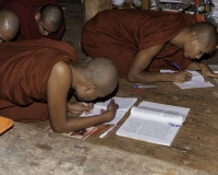 Monaci studenti nel Monastero Bagaya nella città vecchia di Ava o Inwa foto n. AOK7344