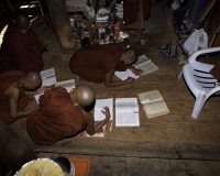 Monaci studenti nel Monastero Bagaya nella città vecchia di Ava o Inwa foto n. AOK7346