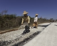 Donne al lavoro per la manutenzione della strada da Kalow a Loikaw  Foto n. AOK8118