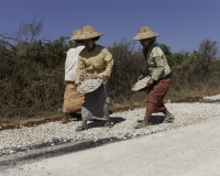 Donne al lavoro per la manutenzione della strada da Kalow a Loikaw  Foto n. AOK8126