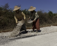 Donne al lavoro per la manutenzione della strada da Kalow a Loikaw  Foto n. AOK8129