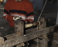 Produzione carta dalla corteccia di gelso: preparazione supporto ombrellino Foto n. AOK8901