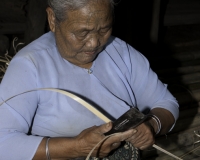 Preparazione liste di bambu in un villaggio Chin intorno a Sittwe Foto n. AOK9155